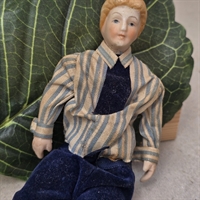 hvid-blaa-stribet-skjorte-blaa-bukser-sorrte-sko-porcelaensdukke-gammel-dukke